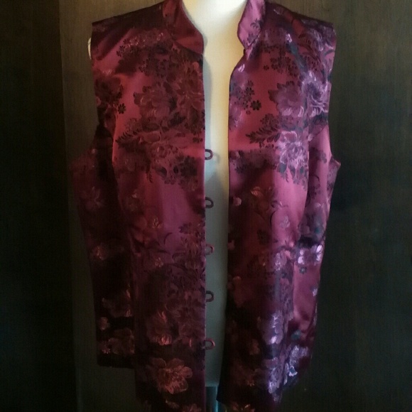 Gorgeous red oriental satin look vest - Picture 3 of 4